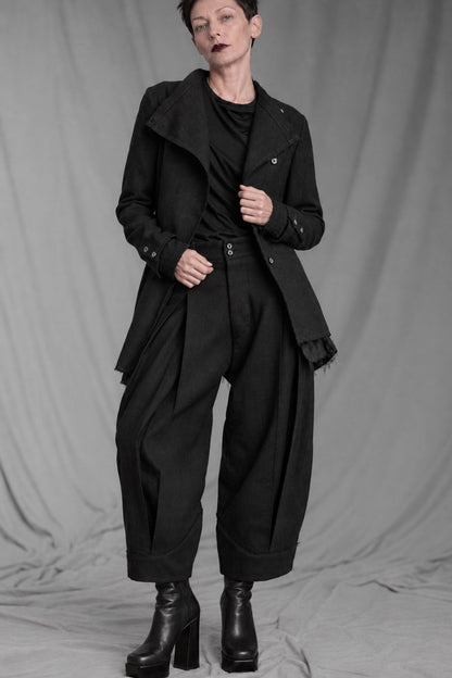 eigensinnig wien | CamFra | Avantgardistischer schwarzer Designer-Hosenanzug für Damen aus italienischer Wolle