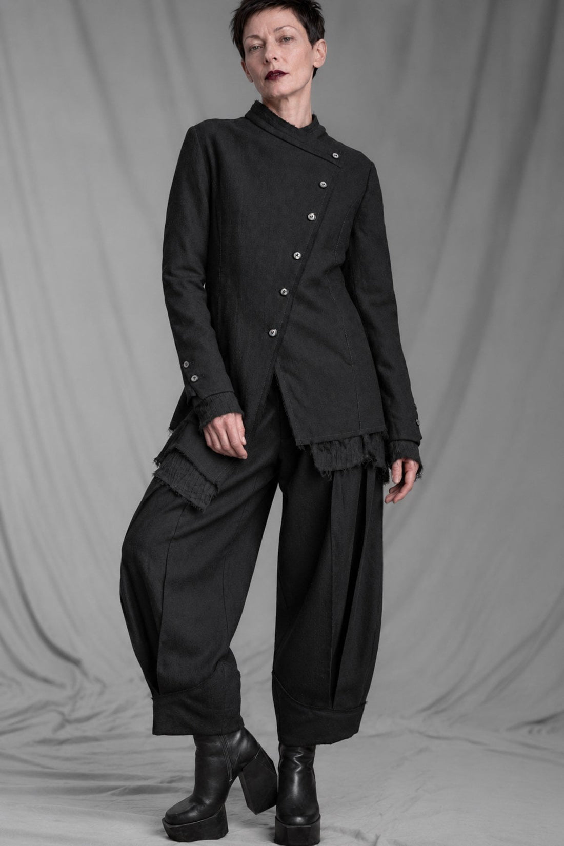 eigensinnig wien | CamFra | Avantgardistischer schwarzer Designer-Hosenanzug für Damen aus italienischer Wolle