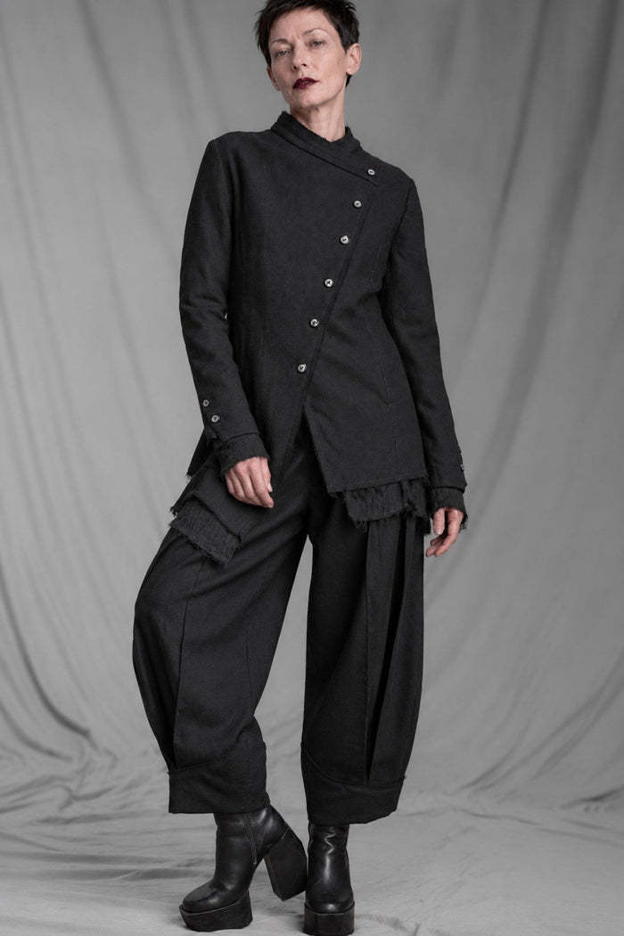 eigensinnig wien | CamFra | Avantgardistischer schwarzer Designer-Hosenanzug für Damen aus italienischer Wolle