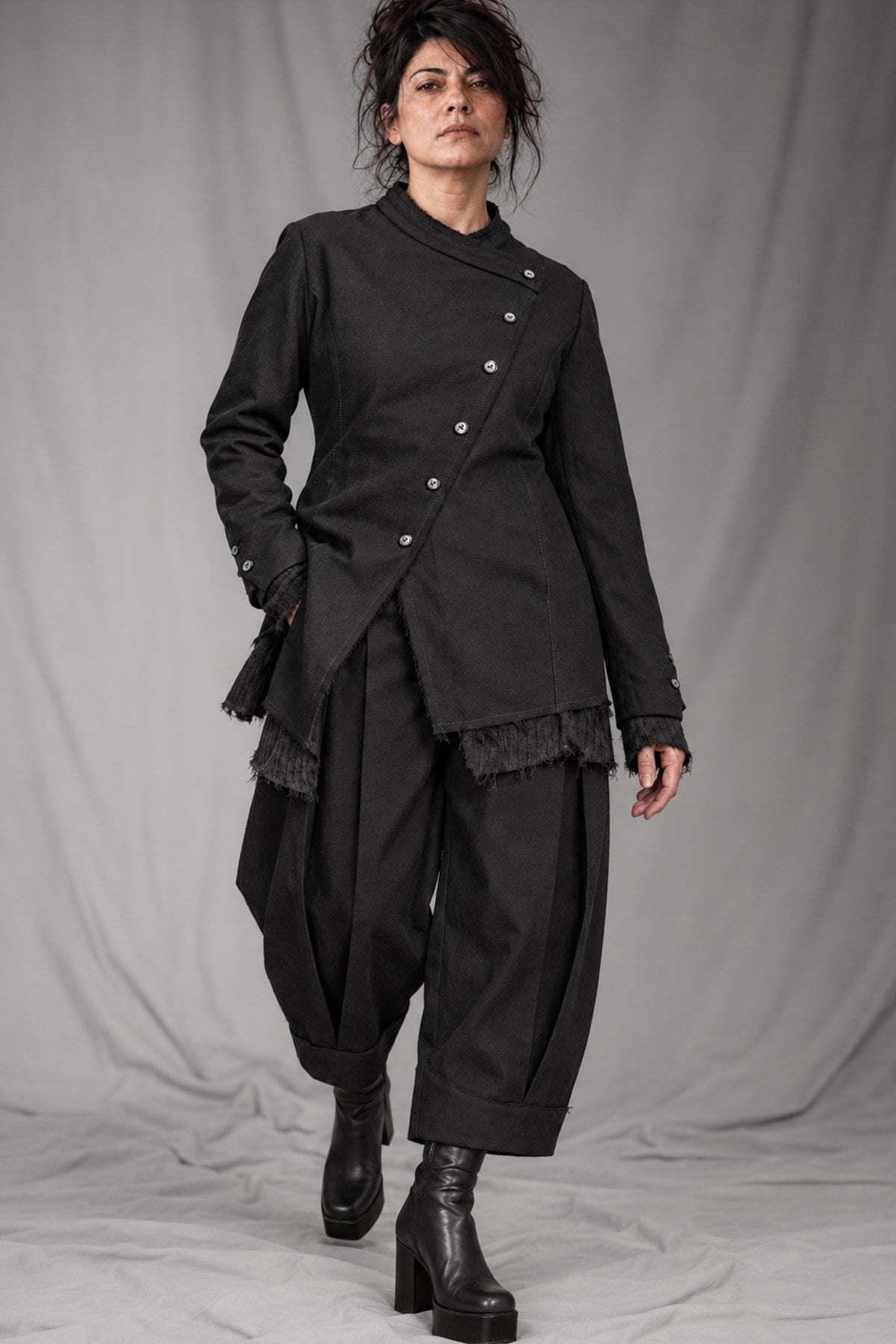eigensinnig wien | CamFra | Avantgardistischer schwarzer Designer-Hosenanzug für Damen aus italienischer Wolle
