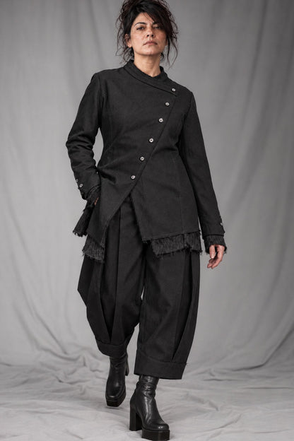 eigensinnig wien | CamFra | Avantgardistischer schwarzer Designer-Hosenanzug für Damen aus italienischer Wolle