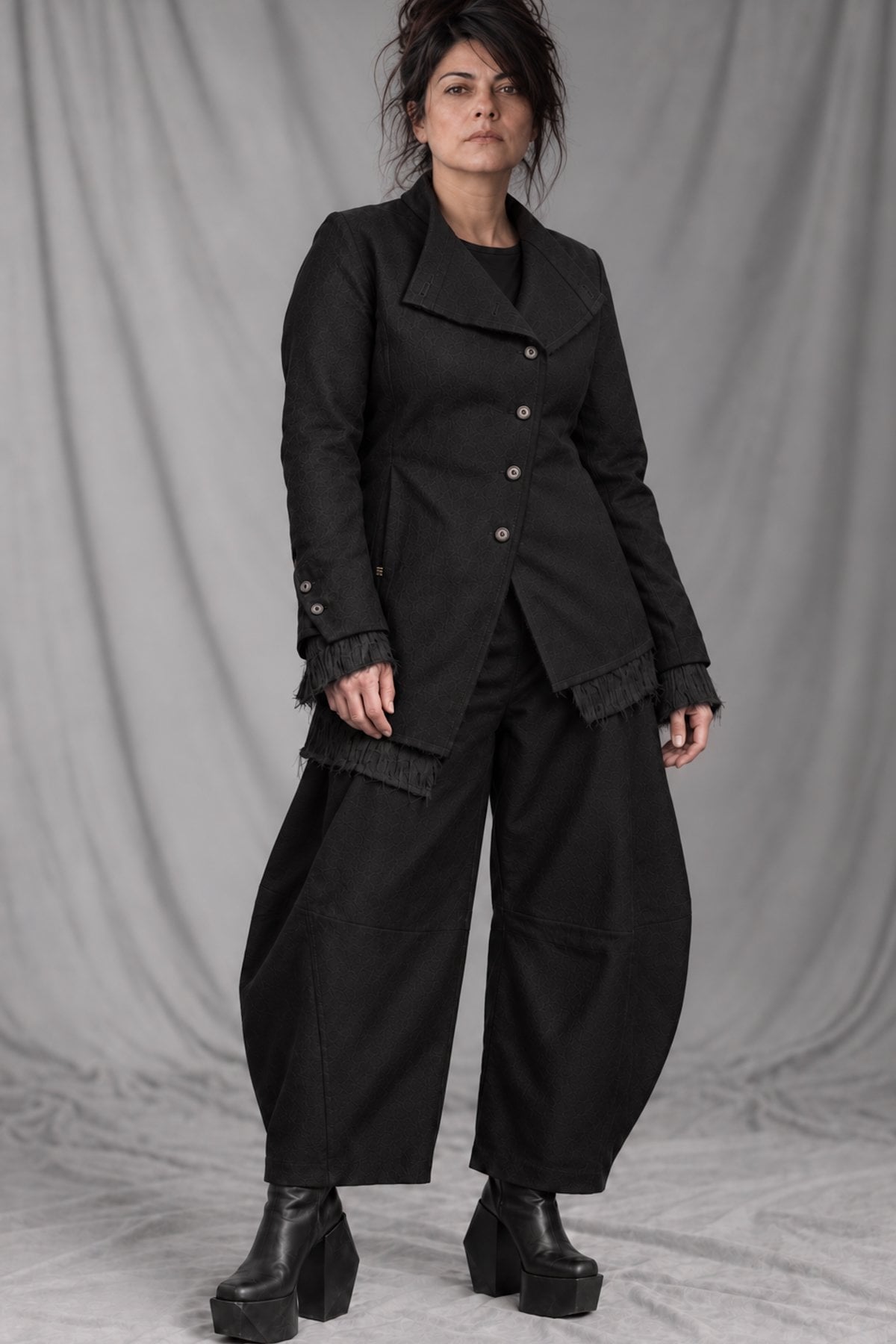 eigensinnig wien | CamNin | Extravaganter Damen-Hosenanzug aus italienischer Wolle mit Barrel-Leg-Hose