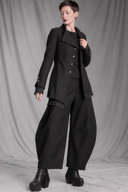 eigensinnig wien | CamNin | Extravaganter Damen-Hosenanzug aus italienischer Wolle mit Barrel-Leg-Hose