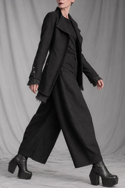 eigensinnig wien | CamNin | Extravaganter Damen-Hosenanzug aus italienischer Wolle mit Barrel-Leg-Hose