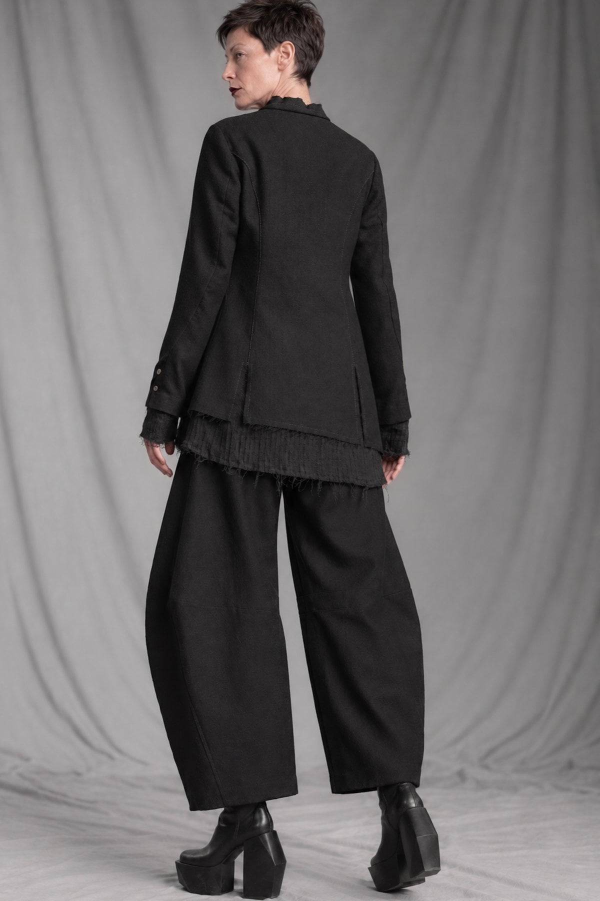 eigensinnig wien | CamNin | Extravaganter Damen-Hosenanzug aus italienischer Wolle mit Barrel-Leg-Hose
