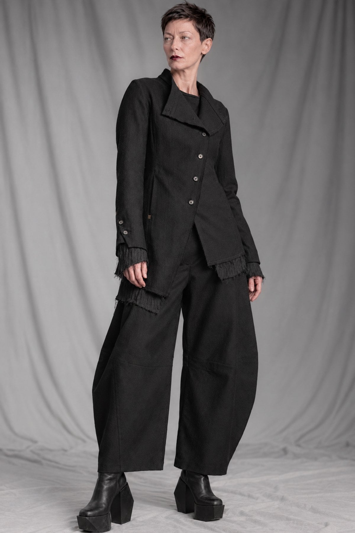 eigensinnig wien | CamNin | Extravaganter Damen-Hosenanzug aus italienischer Wolle mit Barrel-Leg-Hose