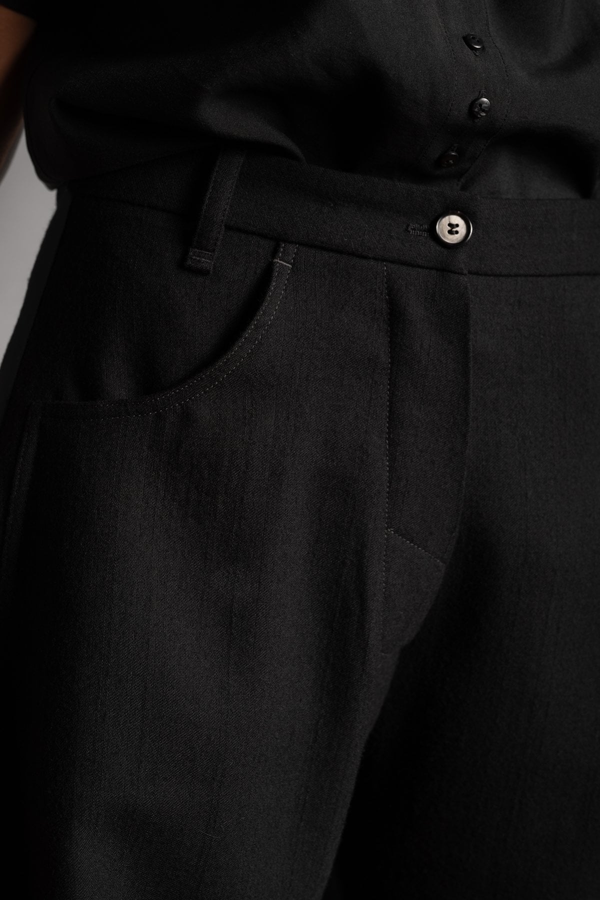eigensinnig wien | CamNin | Extravaganter Damen-Hosenanzug aus italienischer Wolle mit Barrel-Leg-Hose