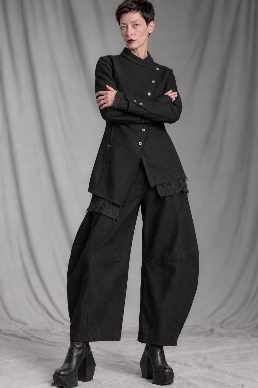eigensinnig wien | CamNin | Extravaganter Damen-Hosenanzug aus italienischer Wolle mit Barrel-Leg-Hose