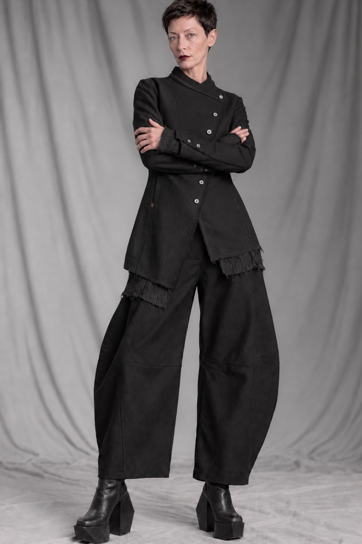 eigensinnig wien | CamNin | Extravaganter Damen-Hosenanzug aus italienischer Wolle mit Barrel-Leg-Hose