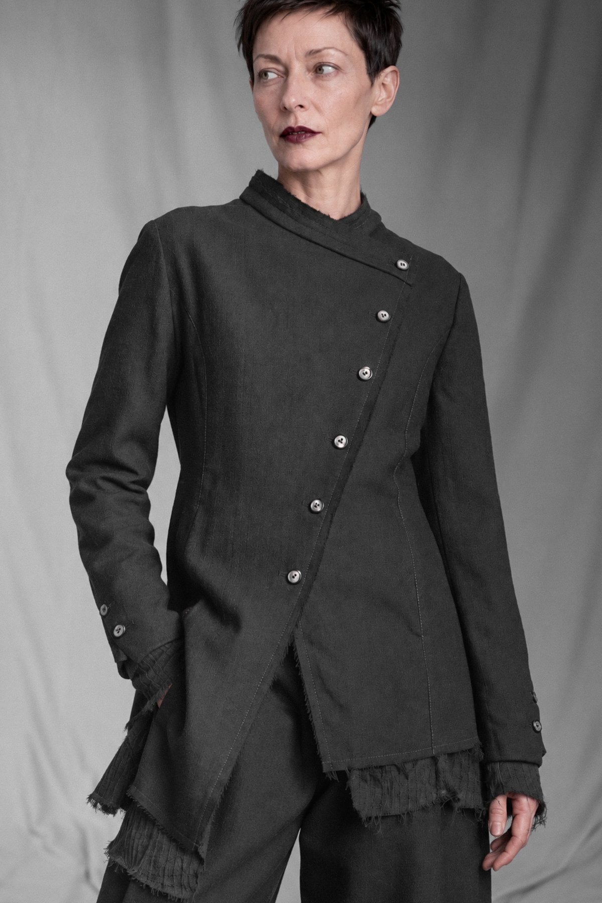 eigensinnig wien | Camus | Asymmetrische schwarze Designer-Jacke für Damen aus italienischer Wolle von Faliero Sarti