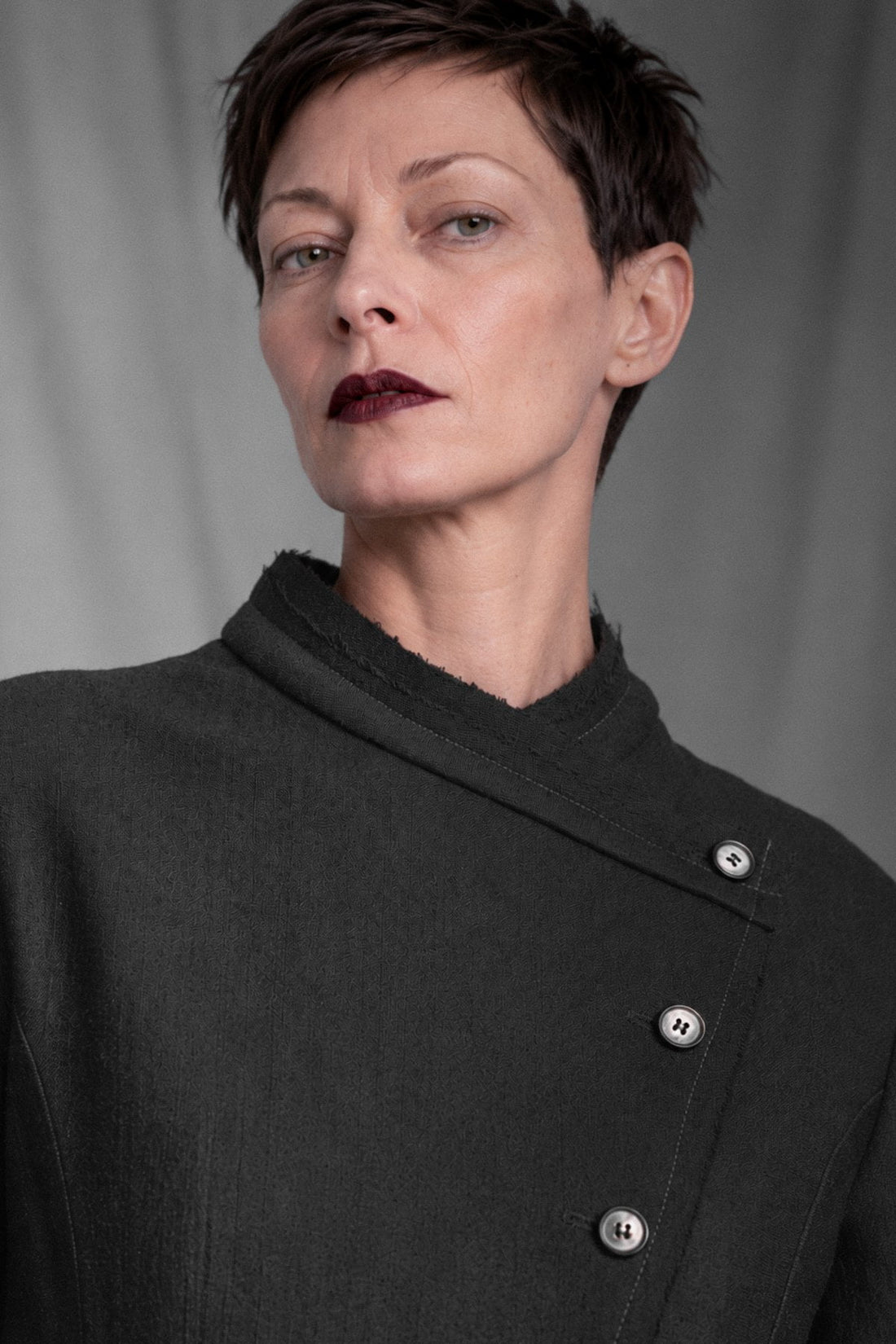 eigensinnig wien | Camus | Asymmetrische schwarze Designer-Jacke für Damen aus italienischer Wolle von Faliero Sarti
