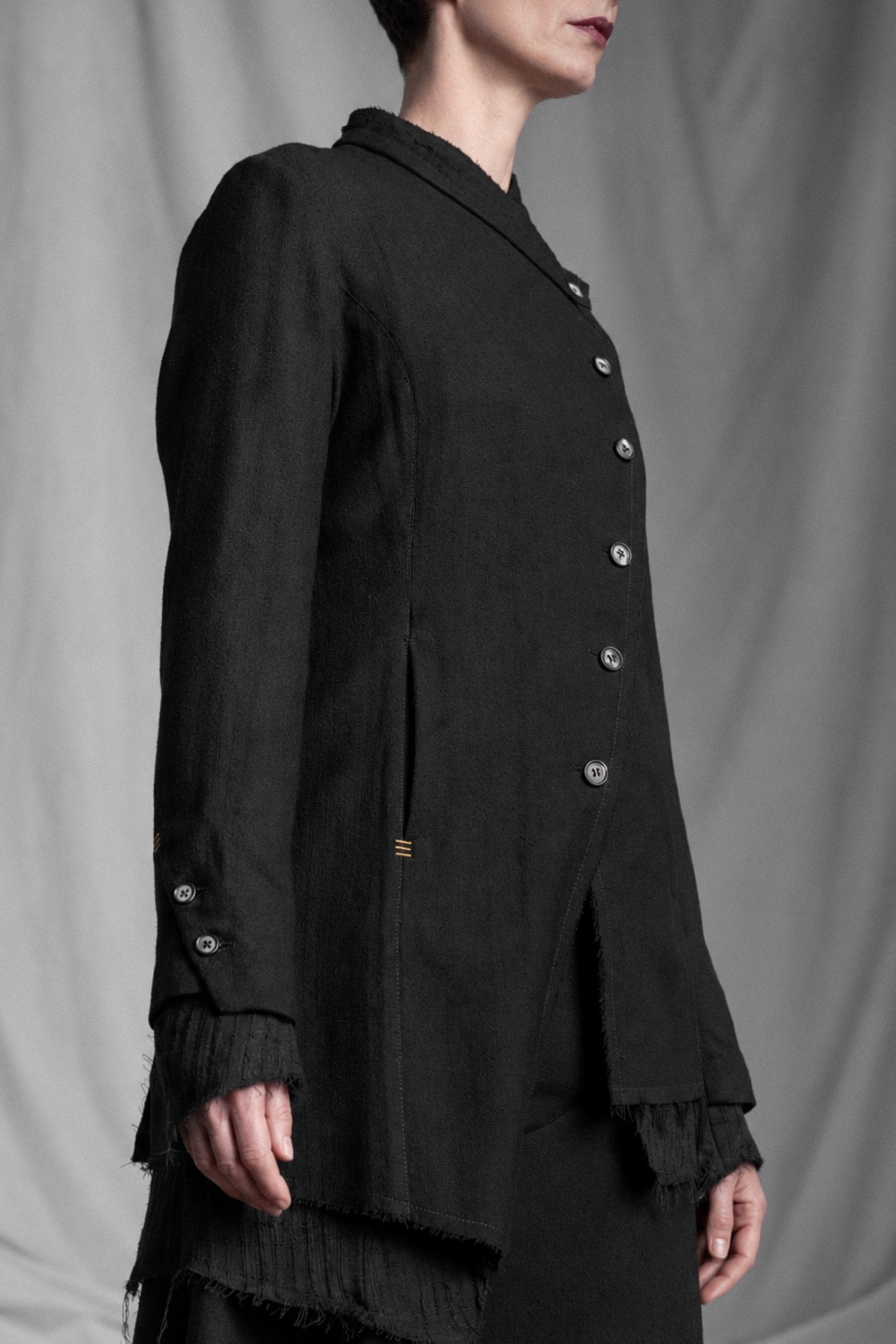 eigensinnig wien | Camus | Asymmetrische schwarze Designer-Jacke für Damen aus italienischer Wolle von Faliero Sarti