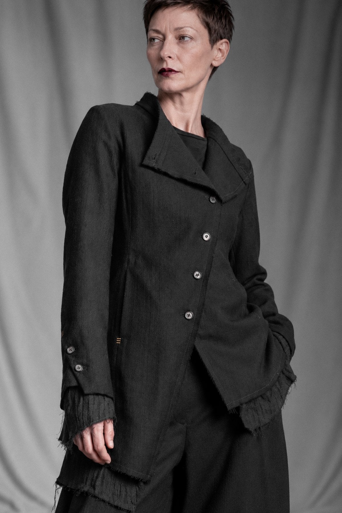 eigensinnig wien | Camus | Asymmetrische schwarze Designer-Jacke für Damen aus italienischer Wolle von Faliero Sarti