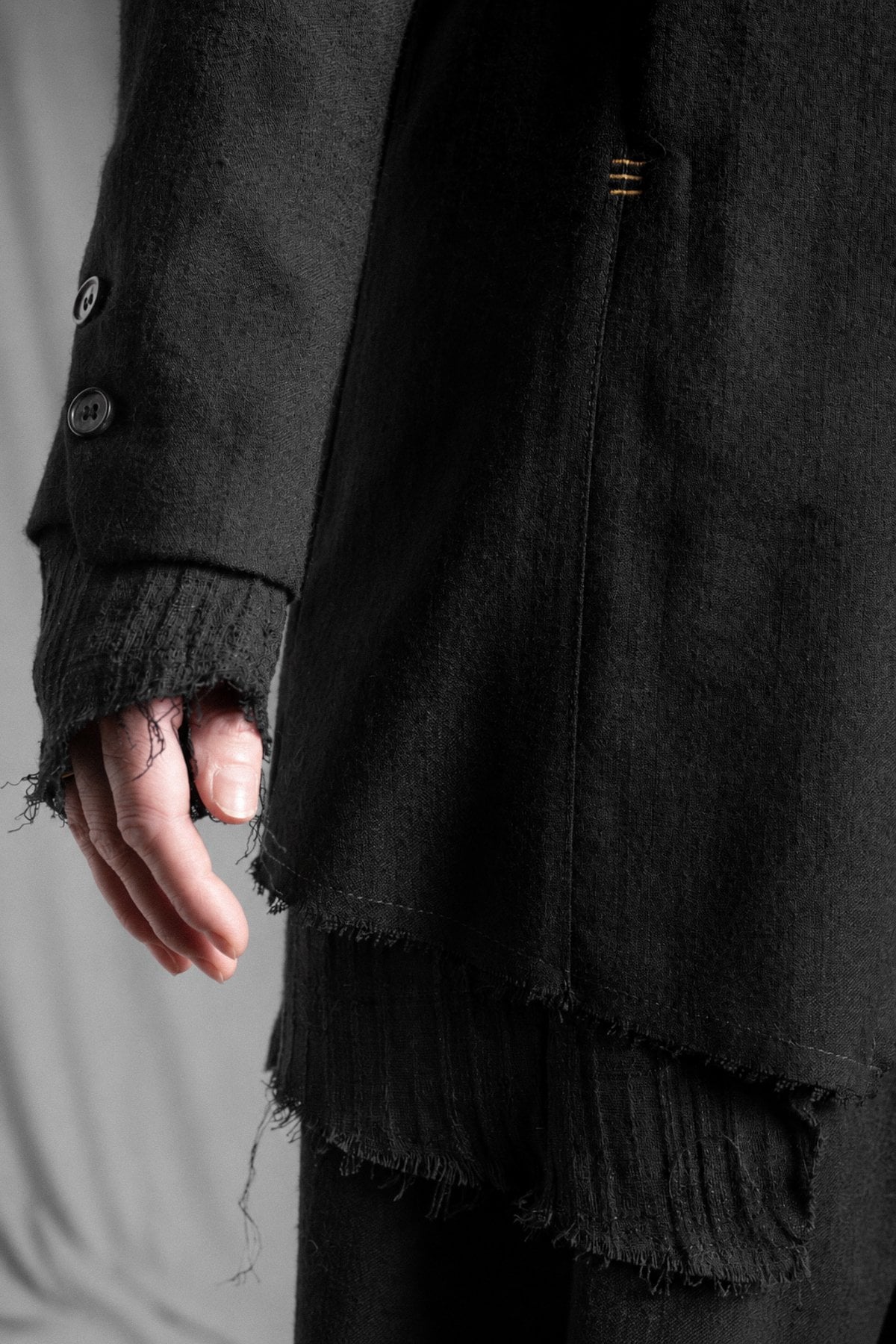eigensinnig wien | Camus | Asymmetrische schwarze Designer-Jacke für Damen aus italienischer Wolle von Faliero Sarti