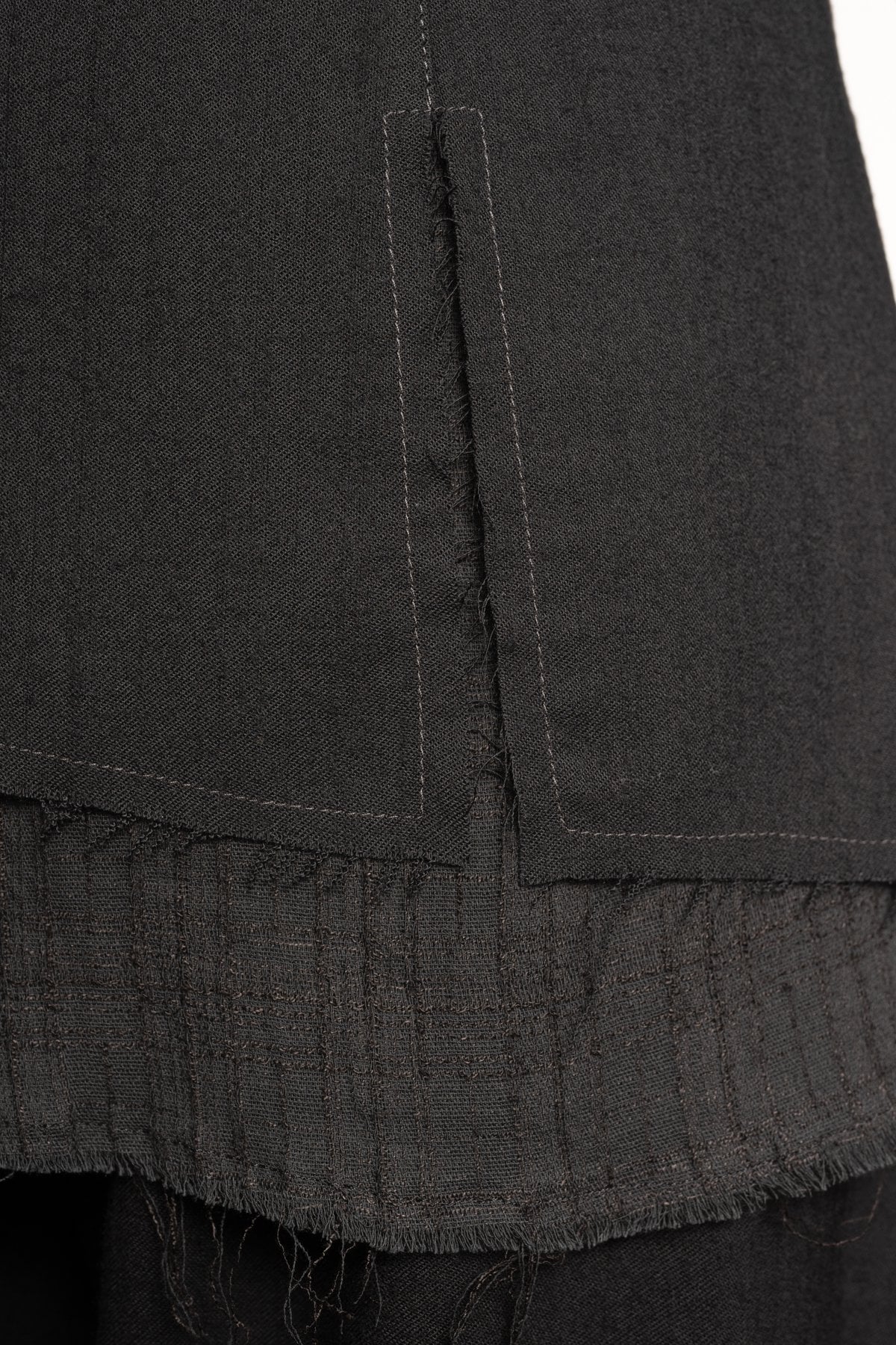 eigensinnig wien | Camus | Asymmetrische schwarze Designer-Jacke für Damen aus italienischer Wolle von Faliero Sarti
