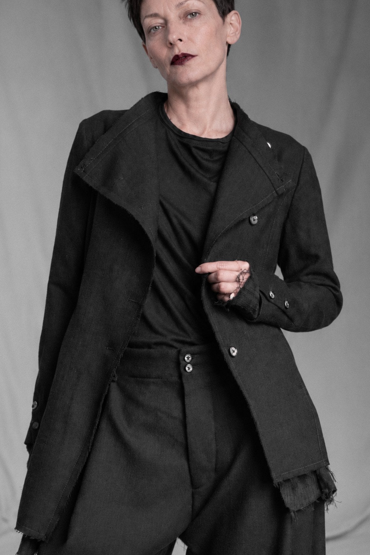 eigensinnig wien | Camus | Asymmetrische schwarze Designer-Jacke für Damen aus italienischer Wolle von Faliero Sarti