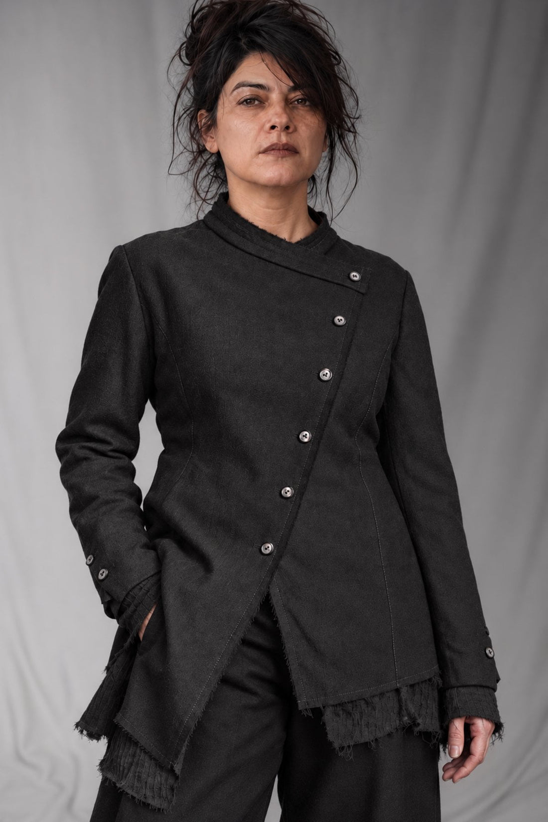 eigensinnig wien | Camus | Asymmetrische schwarze Designer-Jacke für Damen aus italienischer Wolle von Faliero Sarti