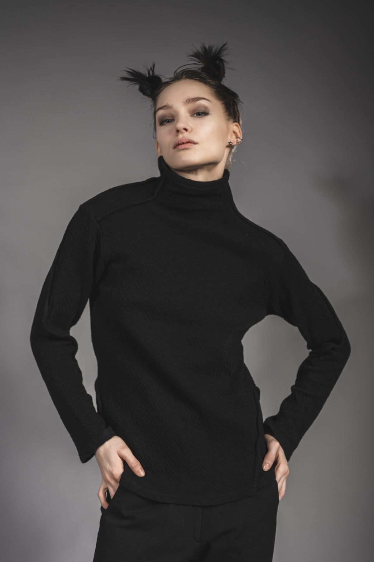 eigensinnig wien | Candide | Schwarzer Designer Rollkragen-Pullover aus Merinowolle