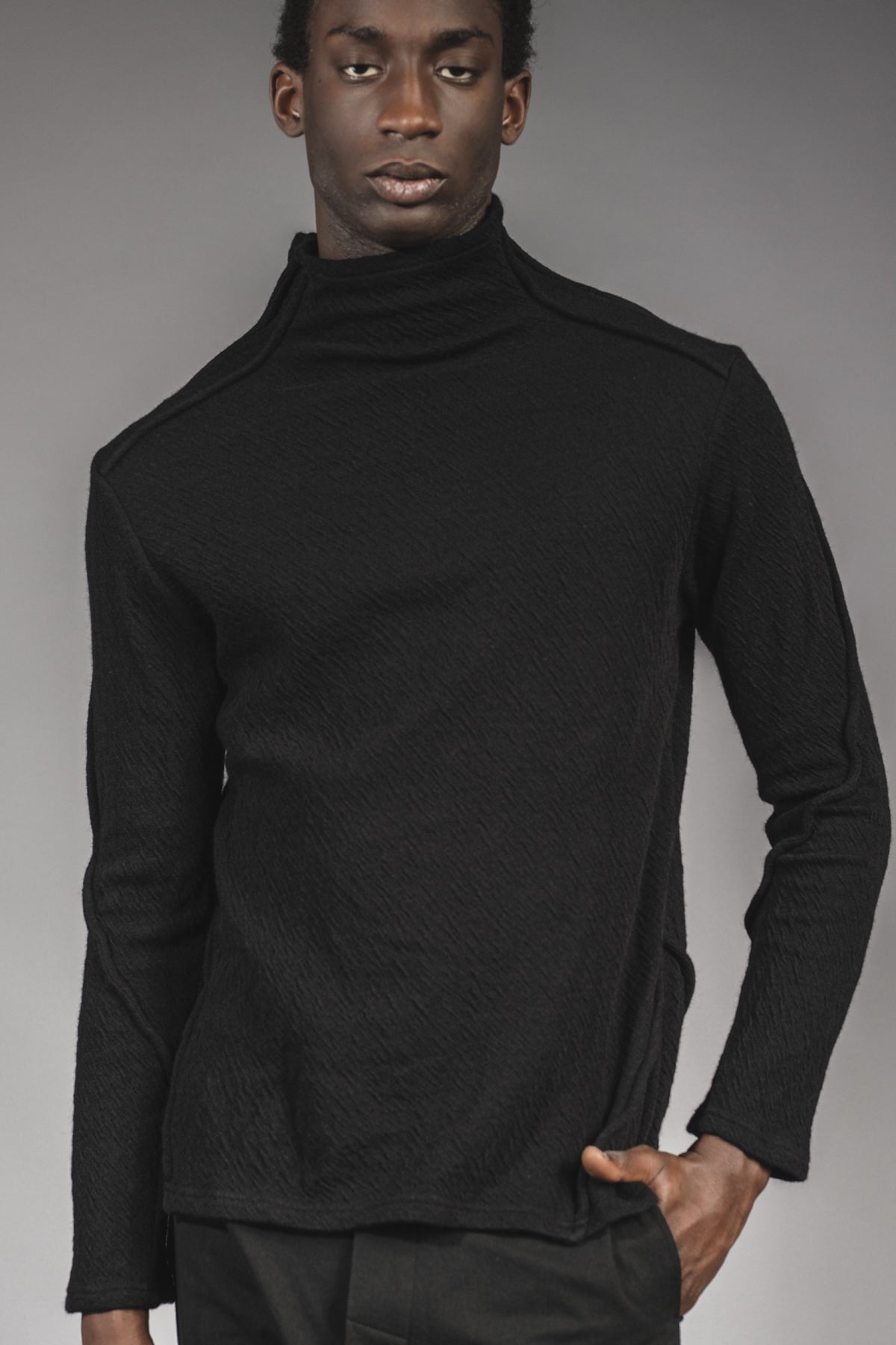 eigensinnig wien | Candide | Schwarzer Designer Rollkragen-Pullover aus Merinowolle