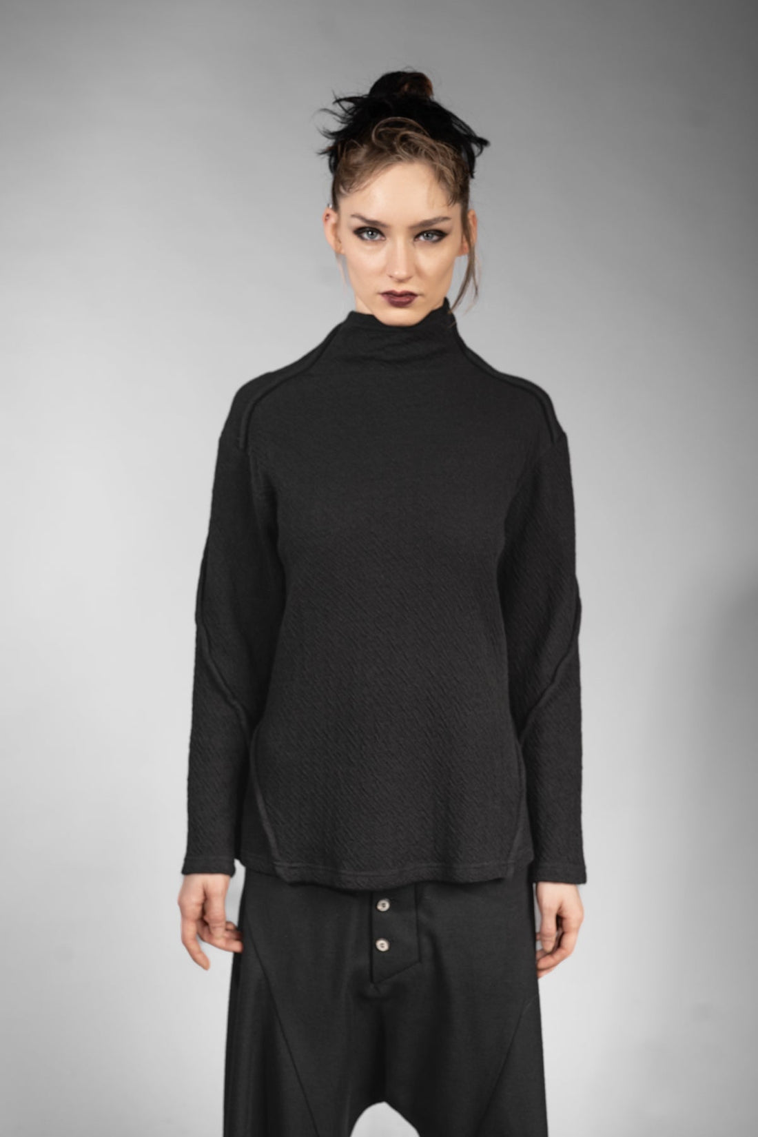 eigensinnig wien | Candide | Schwarzer Designer Rollkragen-Pullover aus Merinowolle