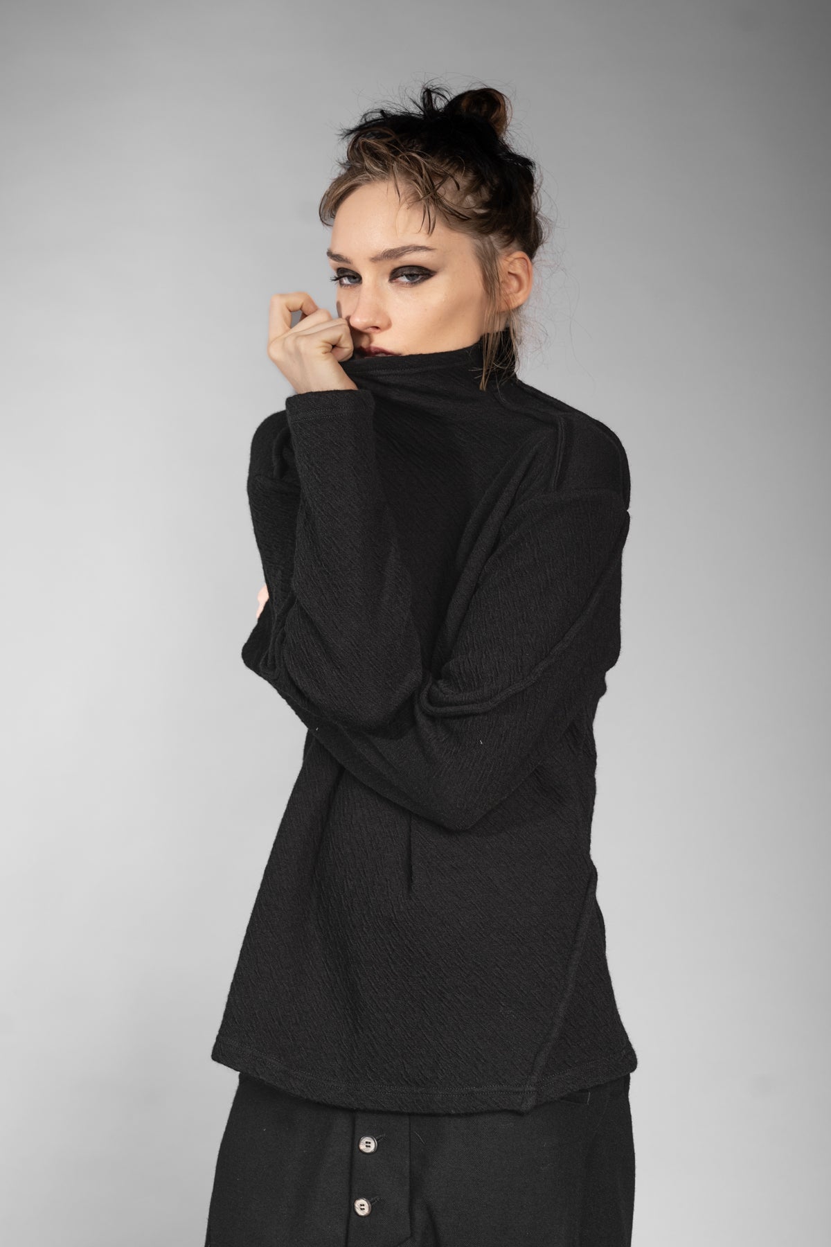 eigensinnig wien | Candide | Schwarzer Designer Rollkragen-Pullover aus Merinowolle