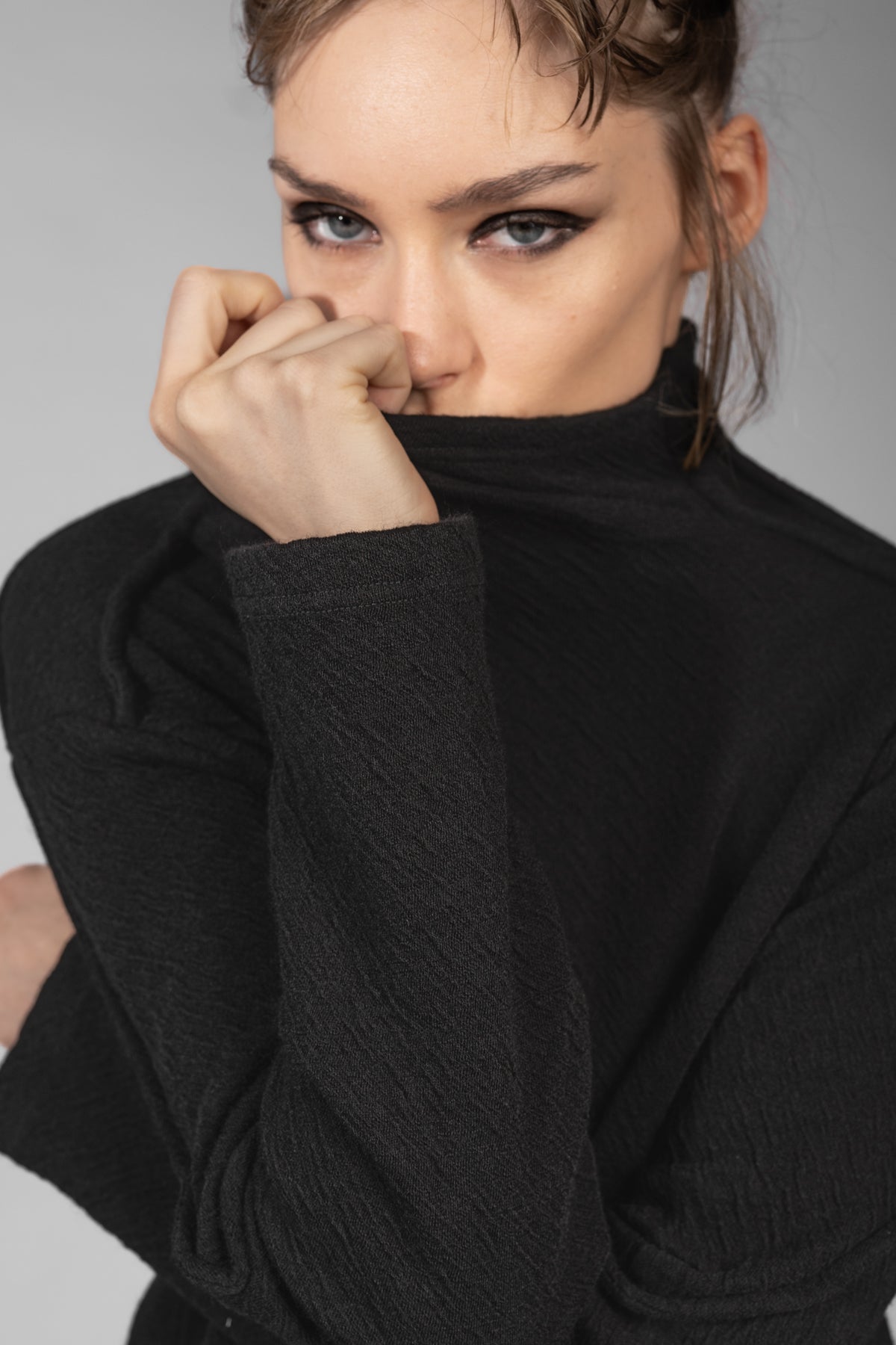 eigensinnig wien | Candide | Schwarzer Designer Rollkragen-Pullover aus Merinowolle