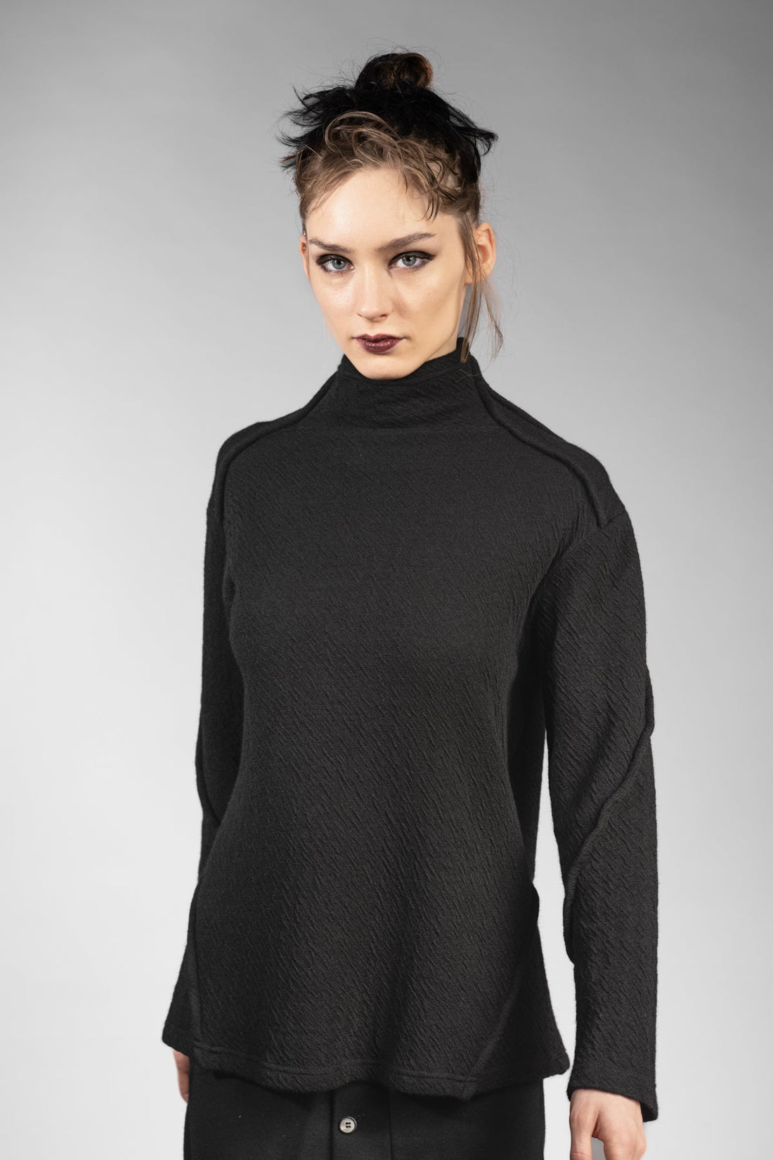 eigensinnig wien | Candide | Schwarzer Designer Rollkragen-Pullover aus Merinowolle