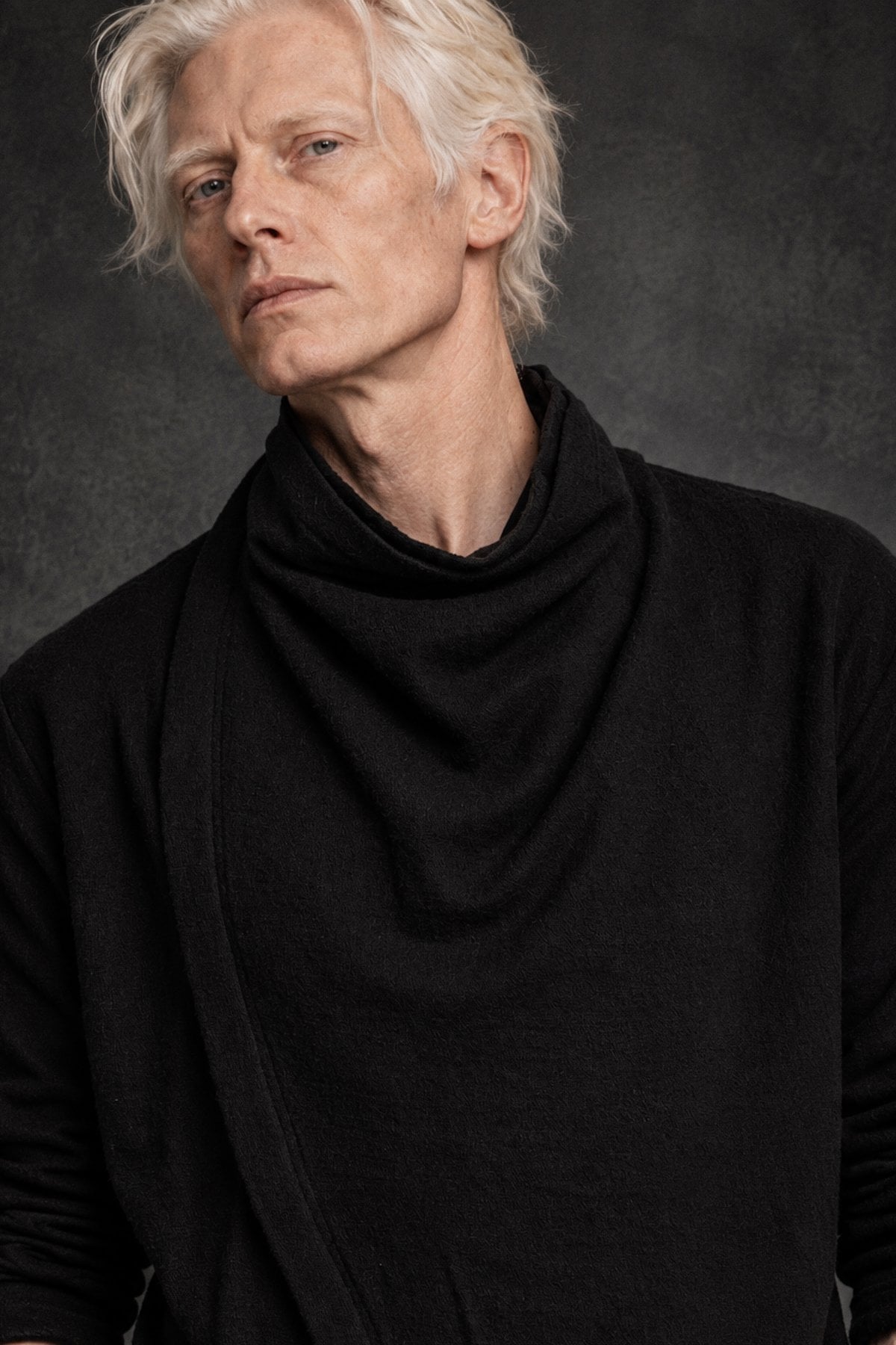 eigensinnig wien | CBGB | Schwarzer dekonstruierter Designer-Pullover aus hochwertigem Wollmix