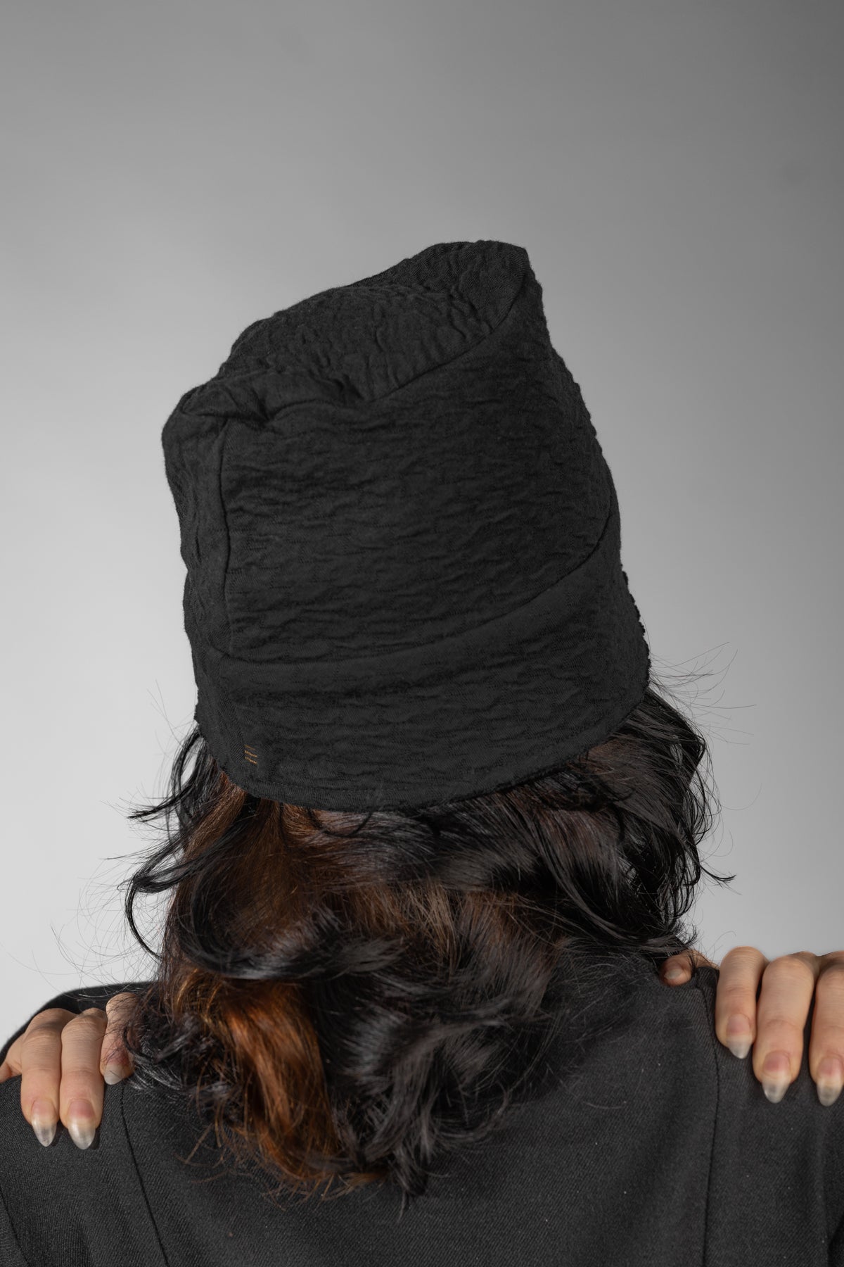 eigensinnig wien | Chaplin | Schwarzer Winter Bucket Hat für Herren und Damen aus Merinowolle