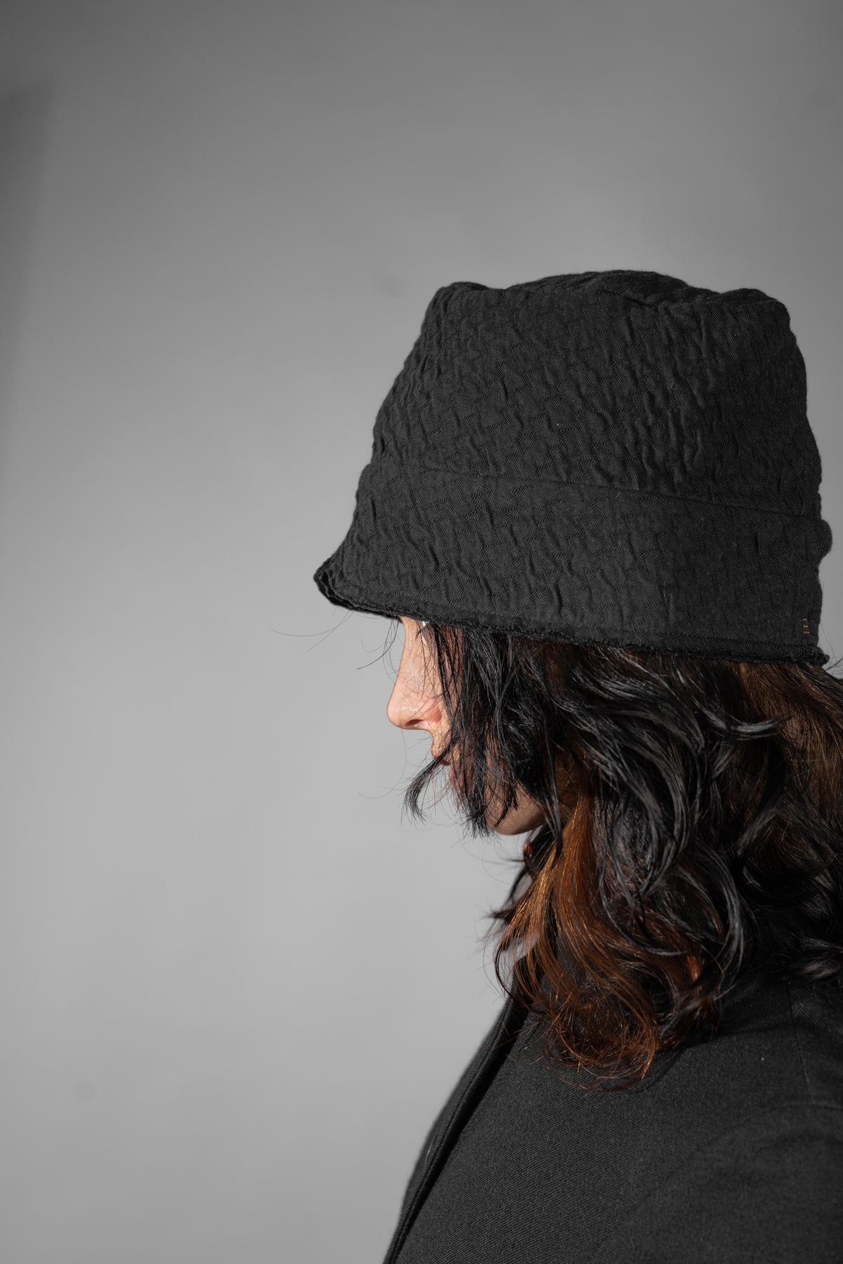 eigensinnig wien | Chaplin | Schwarzer Winter Bucket Hat für Herren und Damen aus Merinowolle