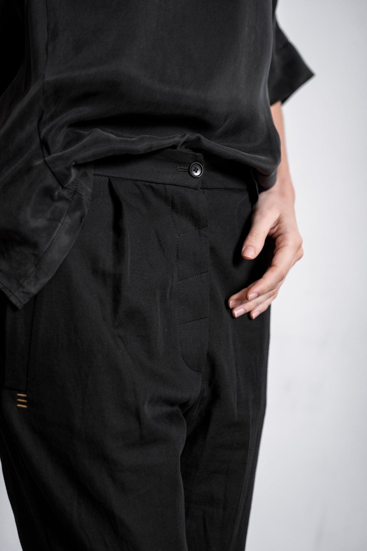 eigensinnig wien | Châtelet | Elegant women's trousers with small plea