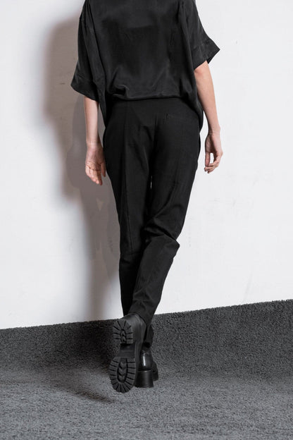 eigensinnig wien | Châtelet | Schwarze Sommerhose für Damen aus leichter Baumwolle