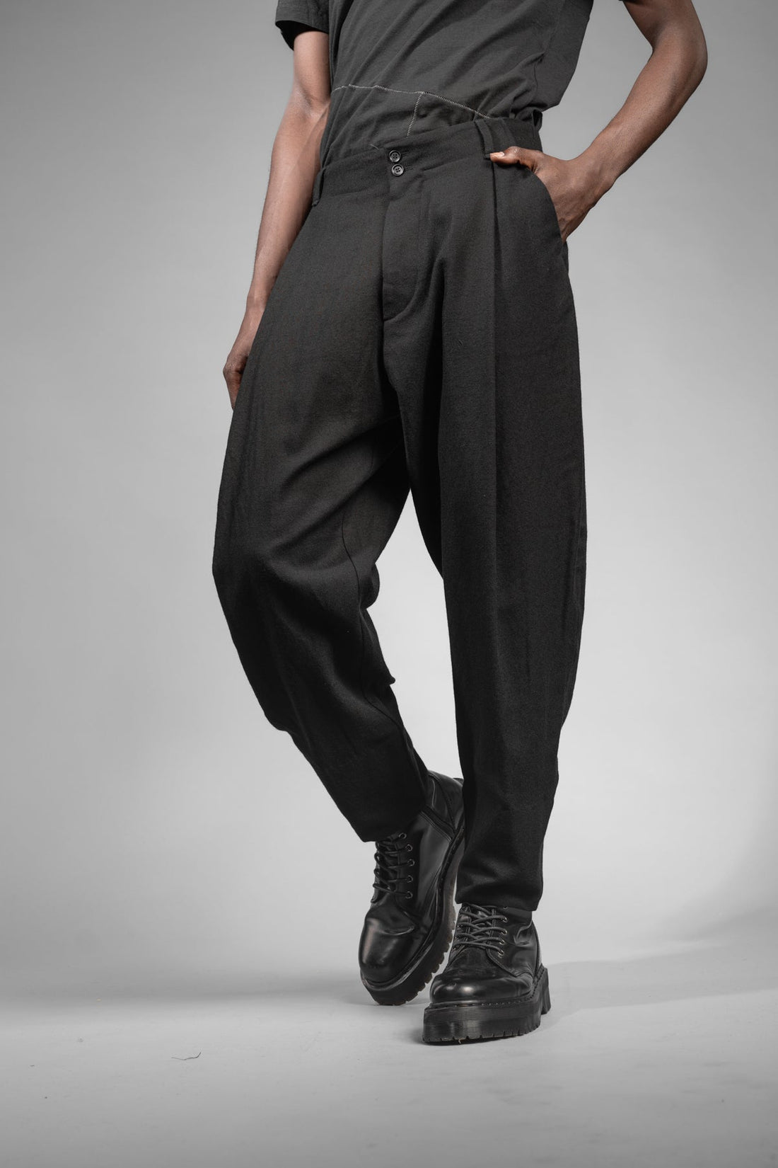 eigensinnig wien | Chiavacci | Schwarze, weite Designerhose mit Bundfalten aus japanischer Wolle