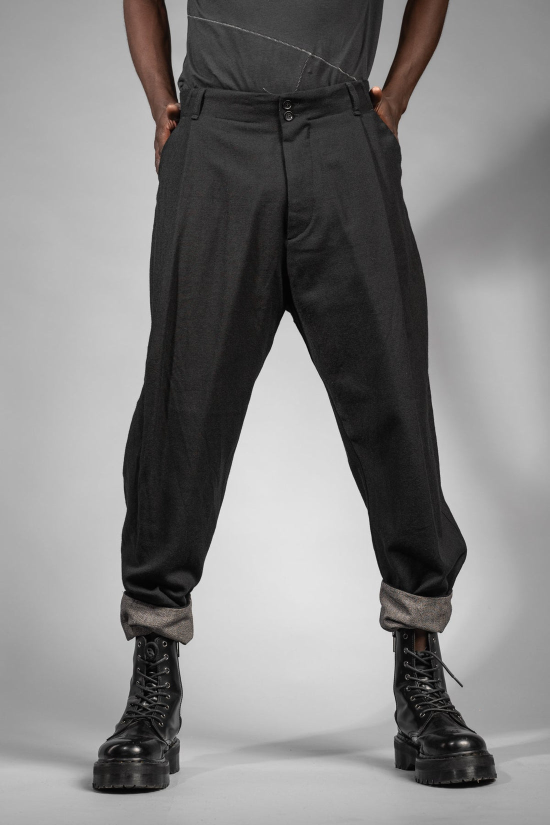 eigensinnig wien | Chiavacci | Schwarze, weite Designerhose mit Bundfalten aus japanischer Wolle