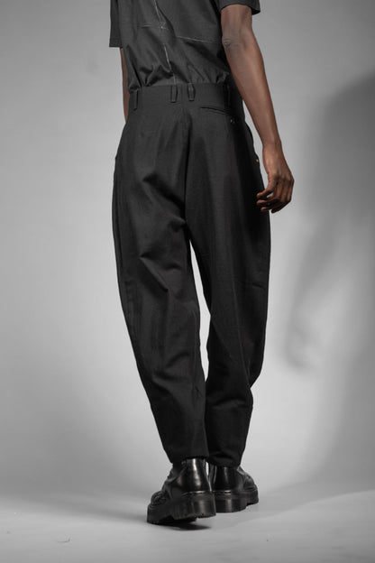 eigensinnig wien | Chiavacci | Schwarze, weite Designerhose mit Bundfalten aus japanischer Wolle