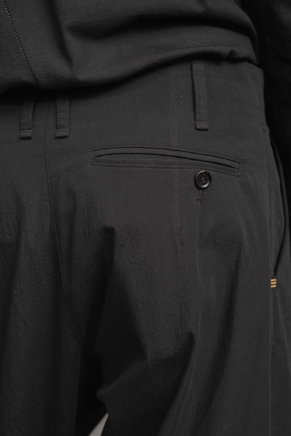 eigensinnig wien | Chiavacci | Schwarze, weite Drop Crotch Pants mit Bundfalten aus japanischer Baumwolle