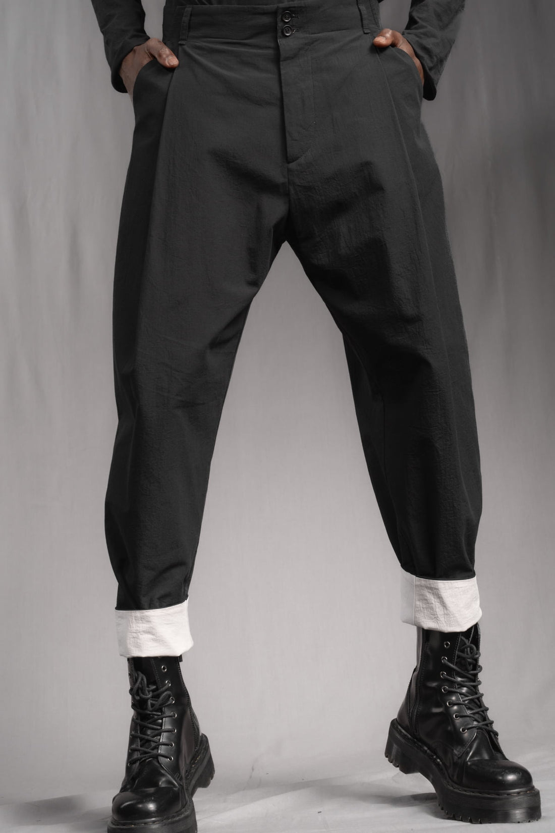 eigensinnig wien | Chiavacci | Schwarze, weite Drop Crotch Pants mit Bundfalten aus japanischer Baumwolle