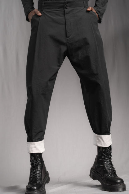 eigensinnig wien | Chiavacci | Schwarze, weite Drop Crotch Pants mit Bundfalten aus japanischer Baumwolle
