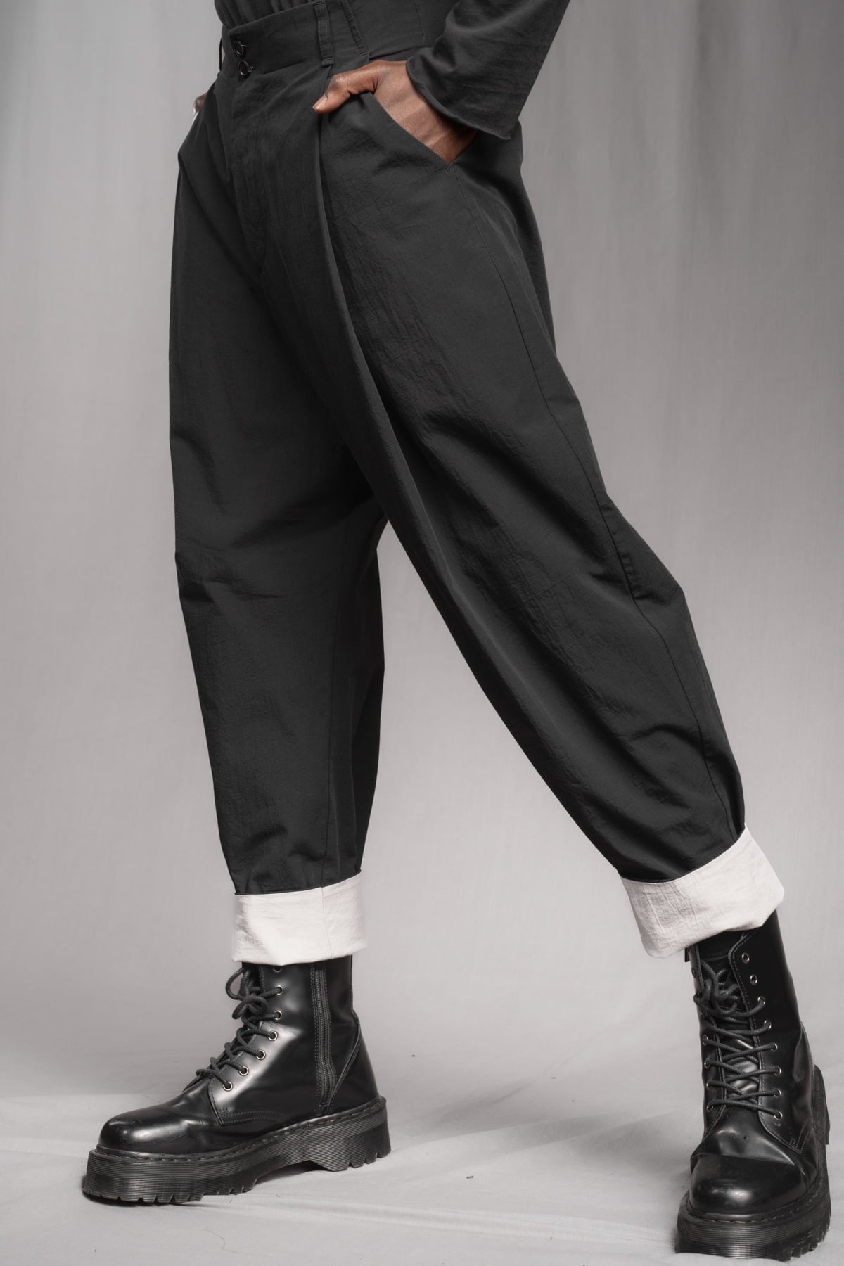 eigensinnig wien | Chiavacci | Schwarze, weite Drop Crotch Pants mit Bundfalten aus japanischer Baumwolle