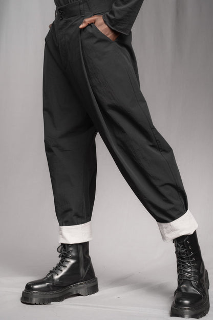 eigensinnig wien | Chiavacci | Schwarze, weite Drop Crotch Pants mit Bundfalten aus japanischer Baumwolle