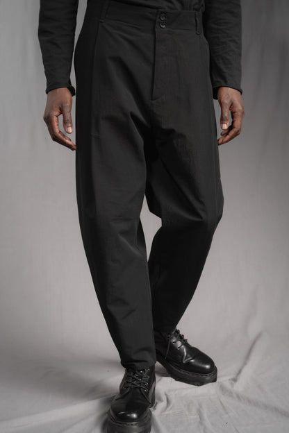 eigensinnig wien | Chiavacci | Schwarze, weite Drop Crotch Pants mit Bundfalten aus japanischer Baumwolle