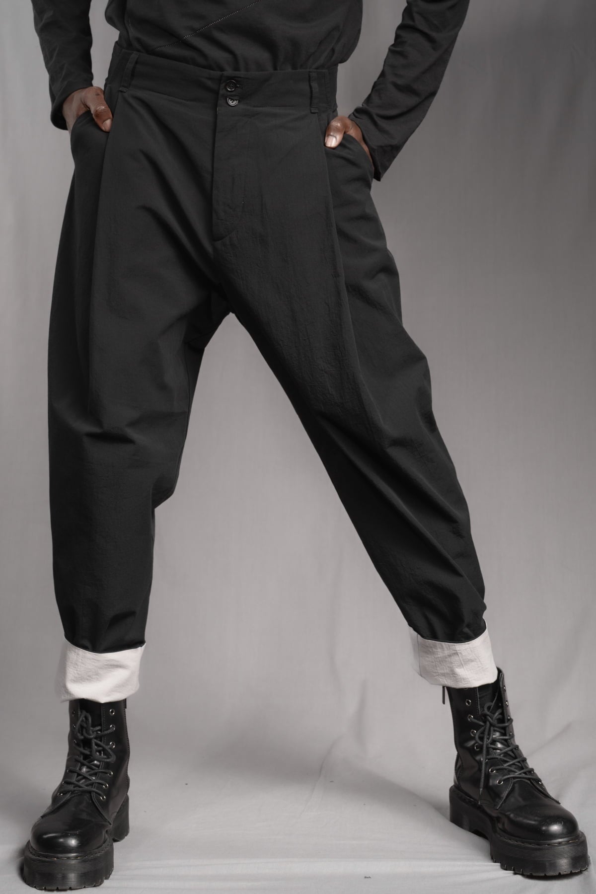 eigensinnig wien | Chiavacci | Schwarze, weite Drop Crotch Pants mit Bundfalten aus japanischer Baumwolle