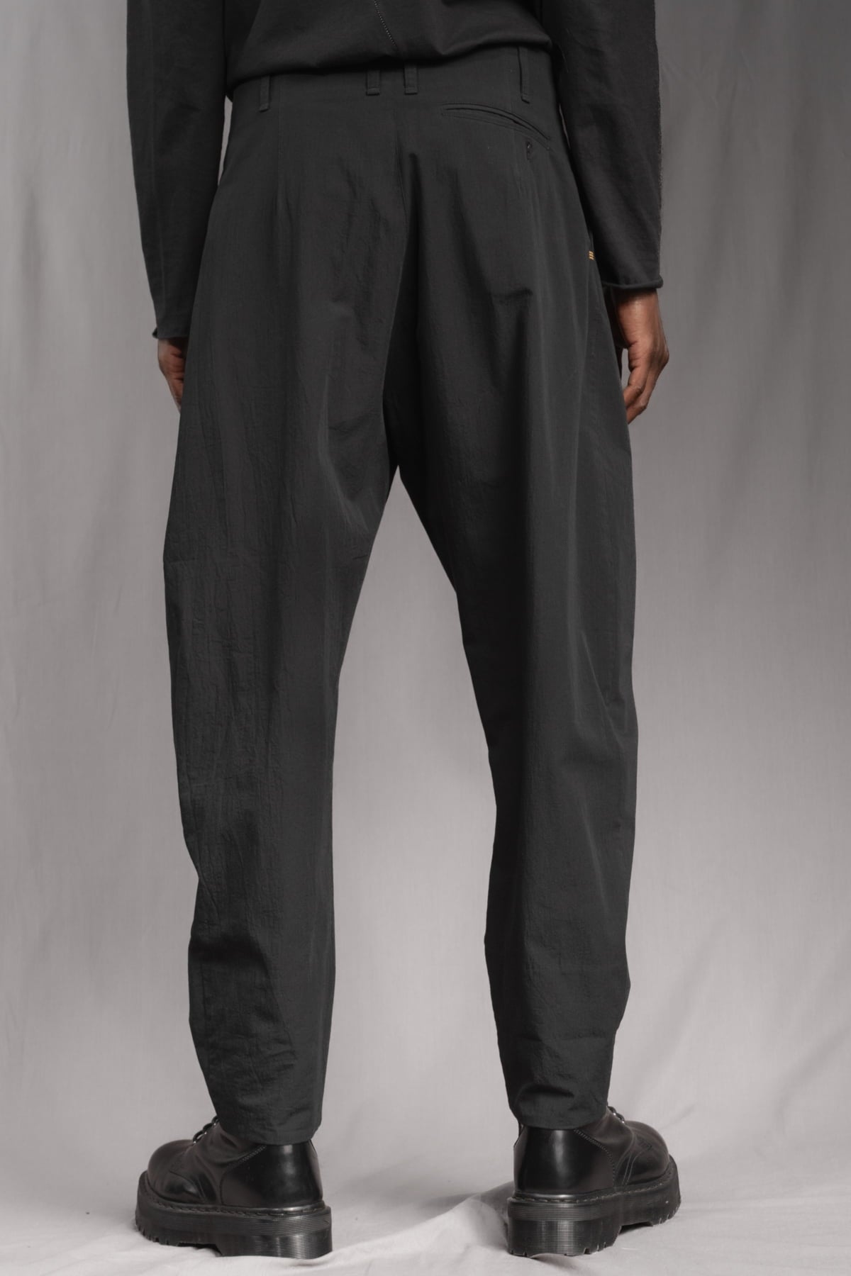 eigensinnig wien | Chiavacci | Schwarze, weite Drop Crotch Pants mit Bundfalten aus japanischer Baumwolle