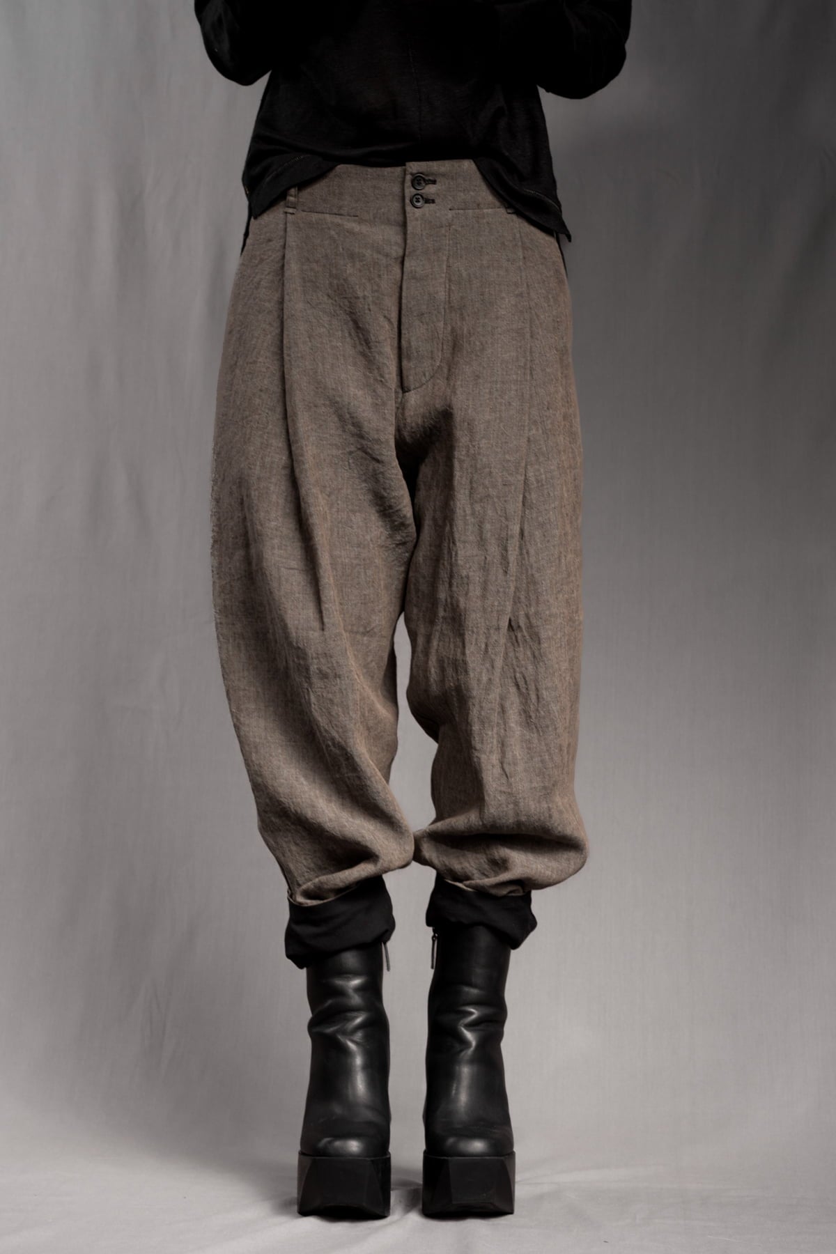 eigensinnig wien | Chiavacci | Weite Designer-Sommerhose mit Bundfalten aus Leinen