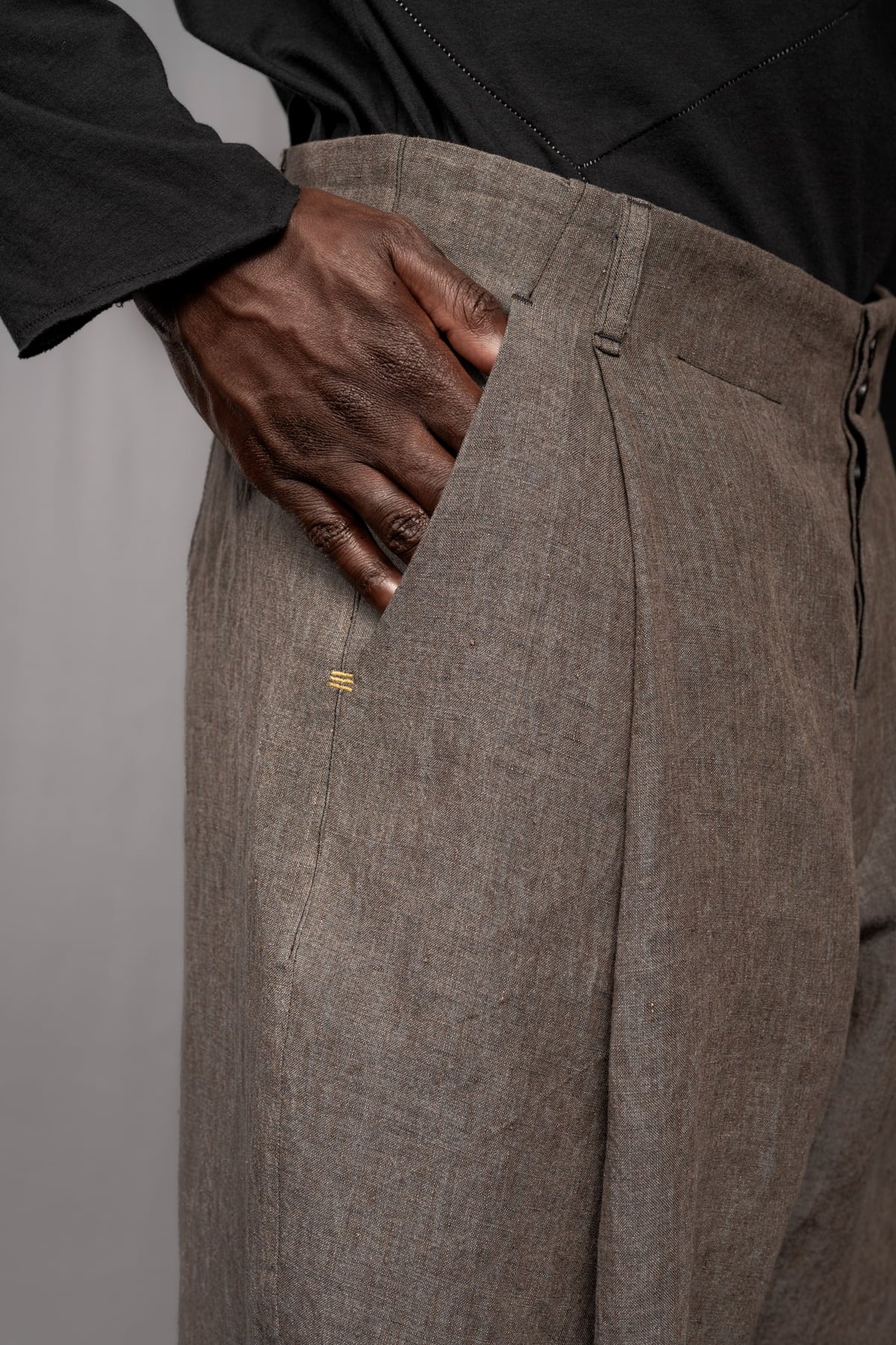 eigensinnig wien | Chiavacci | Weite Designer-Sommerhose mit Bundfalten aus Leinen