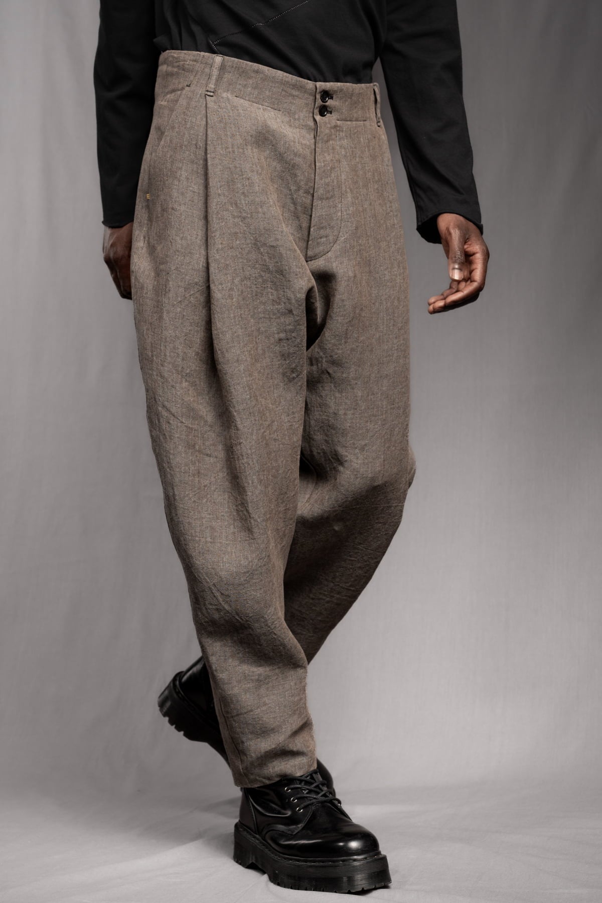 eigensinnig wien | Chiavacci | Weite Designer-Sommerhose mit Bundfalten aus Leinen