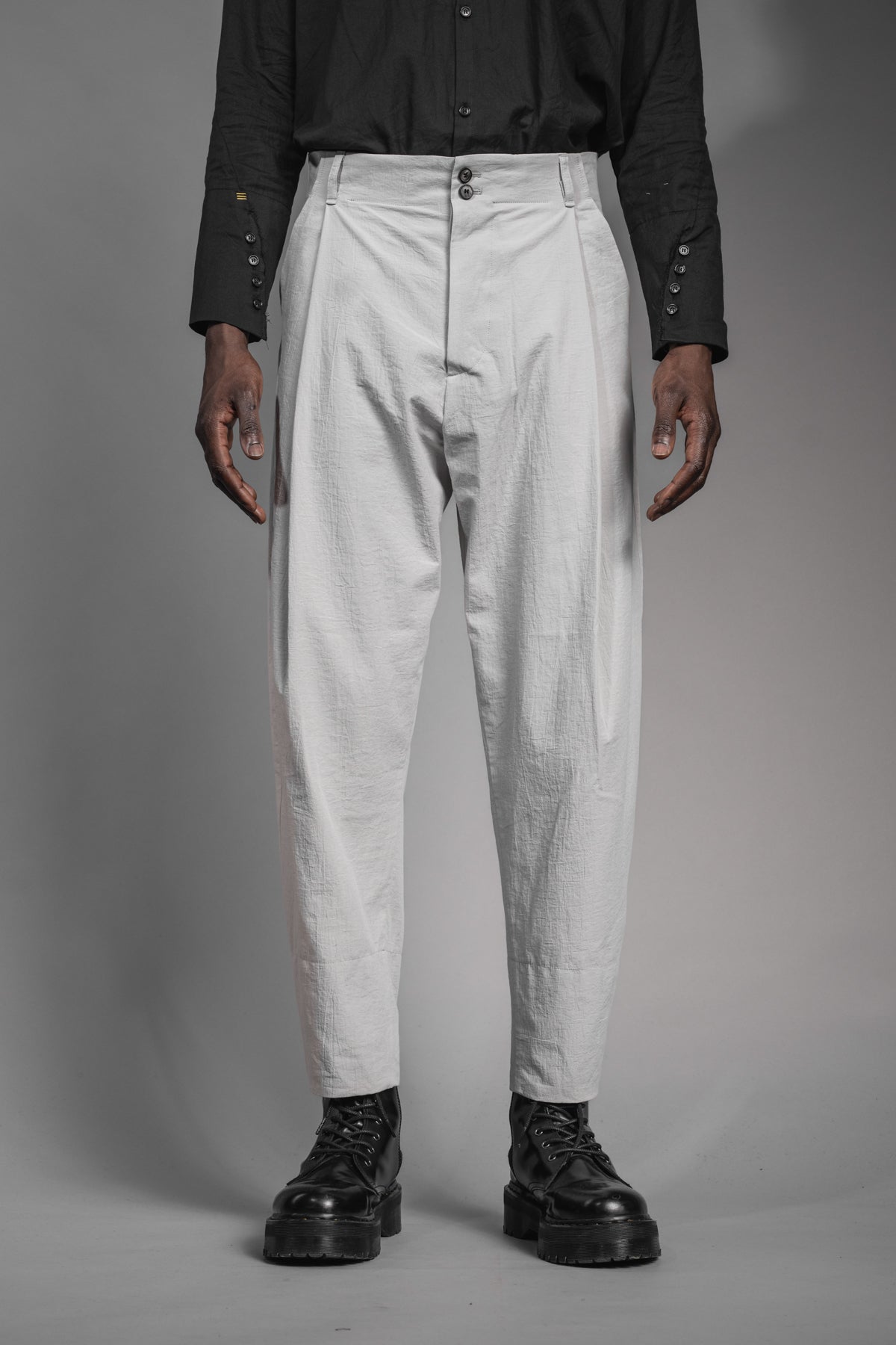 eigensinnig wien | Chiavacci | Weite, weiße Designer-Sommerhose mit Bundfalten aus japanischer Baumwolle