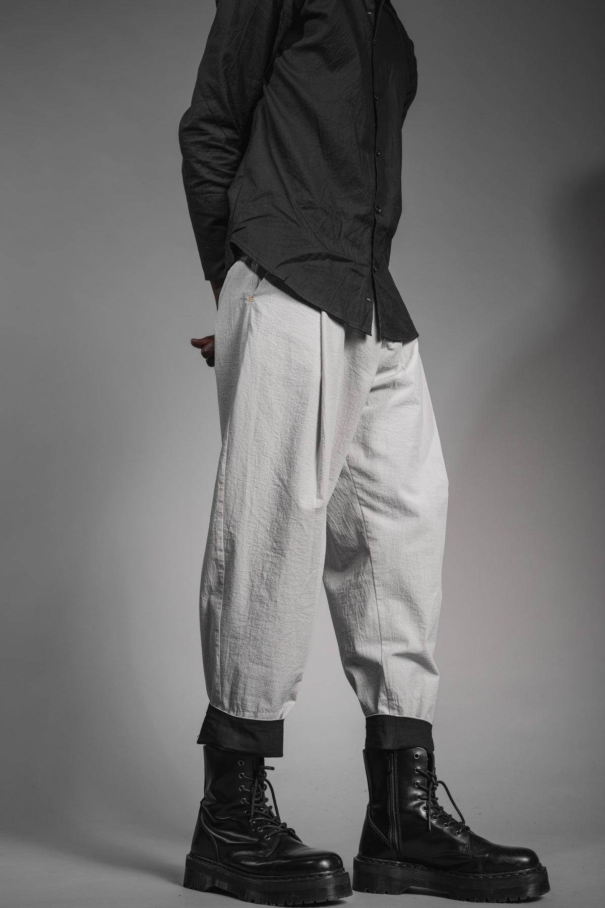 eigensinnig wien | Chiavacci | Weite, weiße Designer-Sommerhose mit Bundfalten aus japanischer Baumwolle