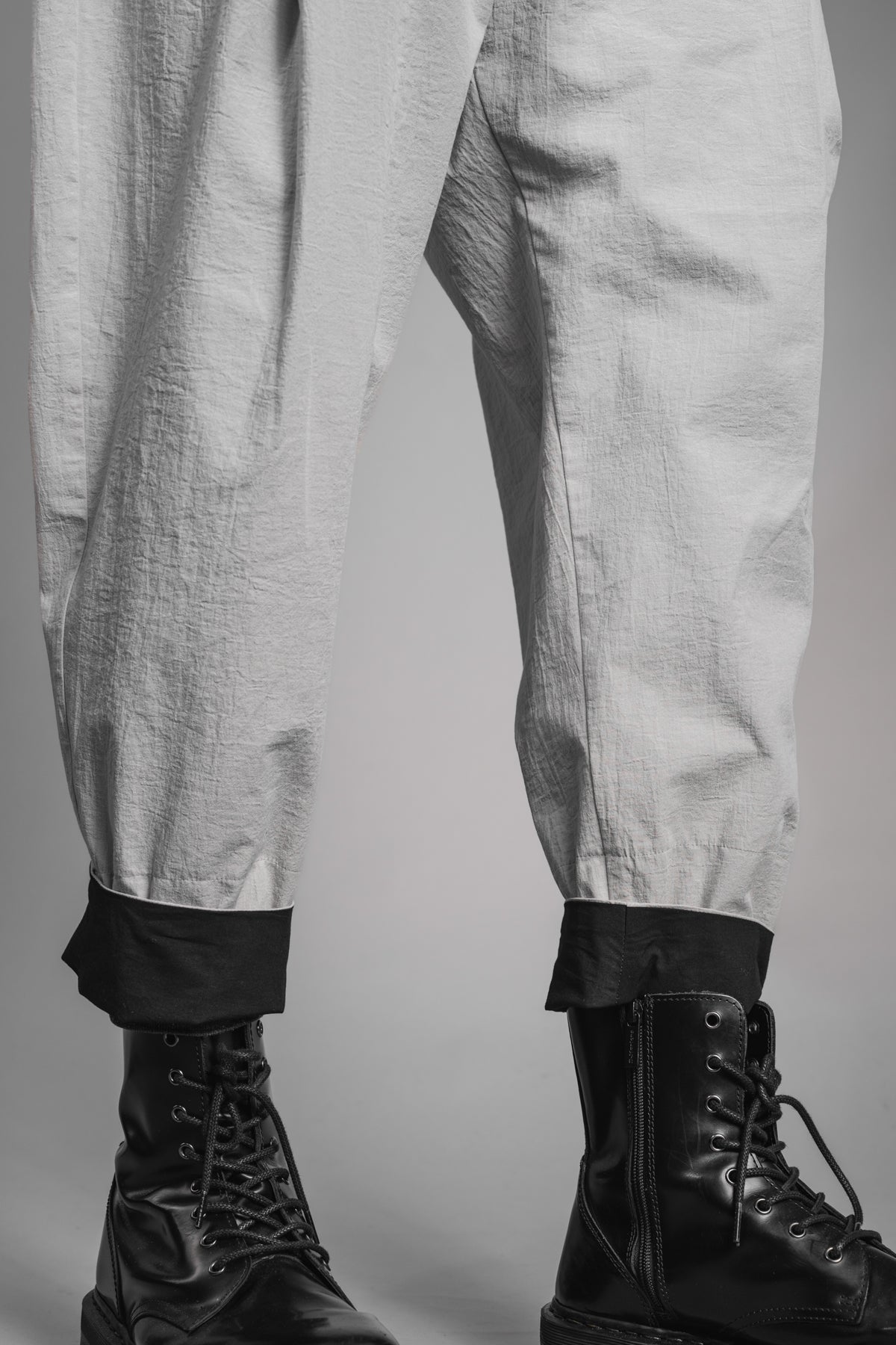 eigensinnig wien | Chiavacci | Weite, weiße Designer-Sommerhose mit Bundfalten aus japanischer Baumwolle