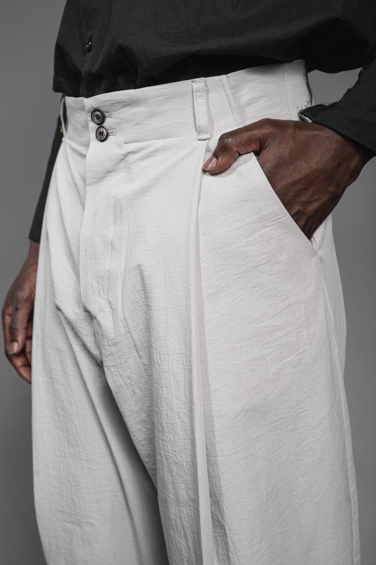 eigensinnig wien | Chiavacci | Weite, weiße Designer-Sommerhose mit Bundfalten aus japanischer Baumwolle